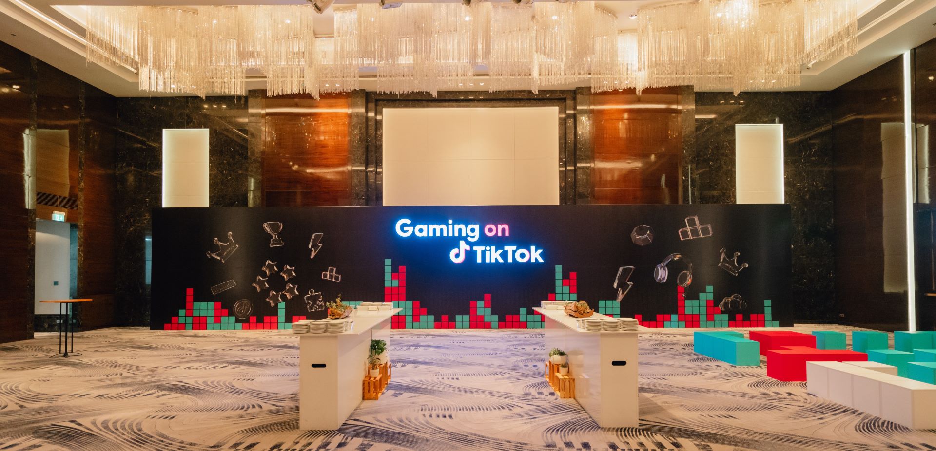 Toàn cảnh sân khấu Gaming on TikTok – Hanoi Summit, màn LED hiển thị logo Gaming on TikTok, Hà Nội 24/04/2025.