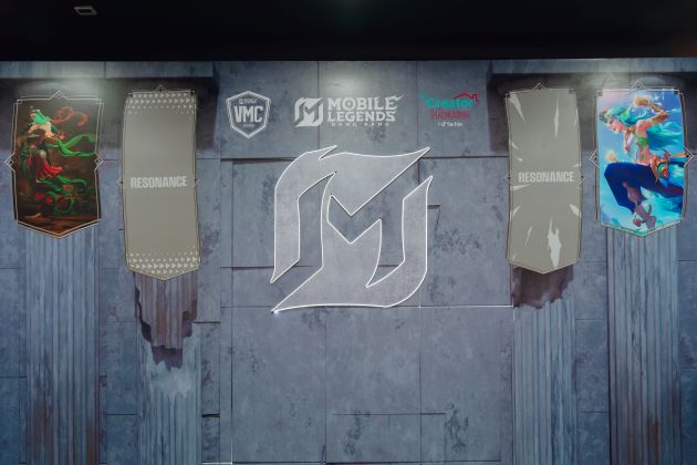 Cận cảnh thiết kế huy chương vàng Mobile Legends engraved 2025, logo rồng và cánh năng lượng